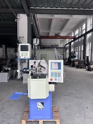 Macchina automatica ad alta velocità per la formazione di fili con velocità di produzione di 550 pcs / min
