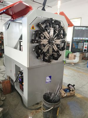 Macchina per la formatura di molle CNC a rotazione con motore giapponese a 5 assi