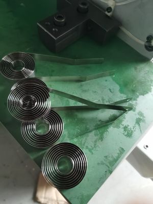 Macchina per formatura di molle CNC da 5,5 KW e sistemi di svolgitore da 200 kg opzionali